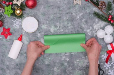 Noel el sanatları - renkli kağıttan yapılmış Noel ağacı, adım adım talimatlar. 10. adım. Kareyi tekrar ikiye katla.