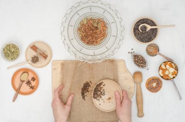 Adım adım Hint masala çayını baharatlarla hazırlıyorum. 9. adım: karanfil tohumlarını ekle.