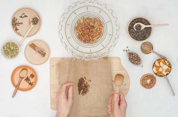 Schritt Für Schritt Zubereitung Von Indischem Masala Tee Mit Gewürzen — Stockfoto