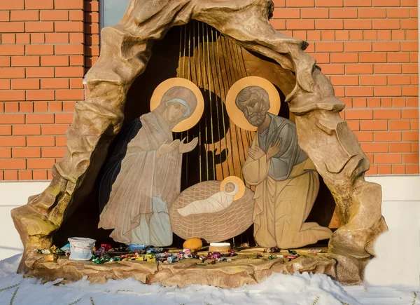 Kerststal Buurt Van Kerk Met Figuren Vorm Van Jezus Maria — Stockfoto