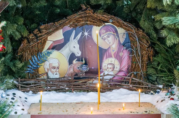 Scène Nativité Près Église Avec Des Figures Sous Forme Jésus — Photo