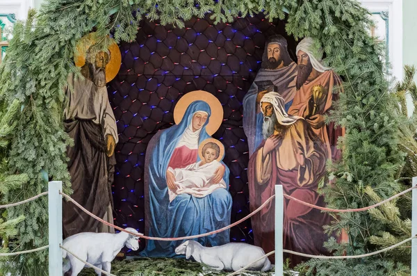 Szopka Bożonarodzeniowa Przy Kościele Postaciami Postaci Jezusa Maryi Józefa Święto — Zdjęcie stockowe