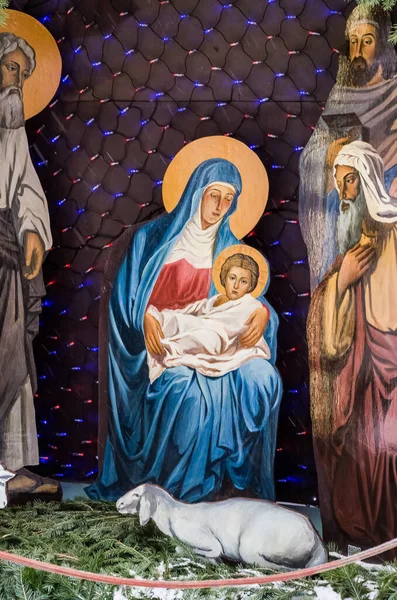 Kerststal Buurt Van Kerk Met Figuren Vorm Van Jezus Maria — Stockfoto