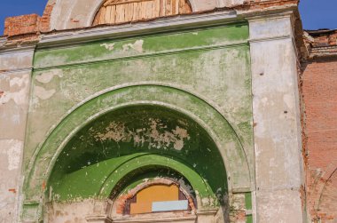 Terk edilmiş eski bir tapınak binasının yıkılmış duvarları, zaman tarafından yok edilmiş.