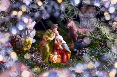 Üzerinde İsa, Bakire Meryem ve Yusuf 'un figürleri olan bir Noel kartı. Seçici odak