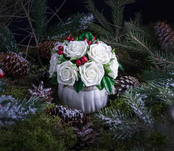 Composición Decoración Del Hogar Navidad Rosas Blancas Bayas Sobre Fondo — Foto de Stock