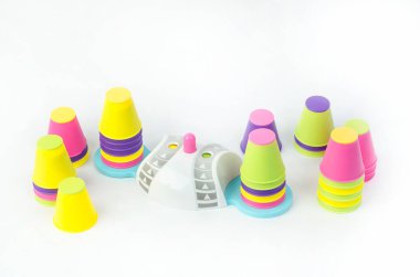 Dikkatin ve tepki hızının gelişimi için beyaz arka planda çocuk eğitim oyuncağı.