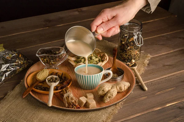 Frau Schenkt Masala Tee Mit Gewürzen Ein Ein Wärmendes Getränk — Stockfoto