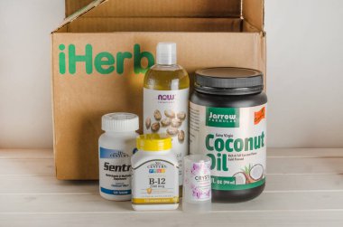 Chelyabinsk, Rusya. 06.05.2020. Iherb paketi hindistan cevizi yağı, hintyağı, B12 vitamini, çinko. Organik gıda ve diğer ürünler.