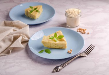 Sebzeli bezelye unlu omlet ve açık gri arka planda fesleğen.