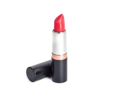 Beyaz arkaplanda kırmızı ruj izole edilmiş.