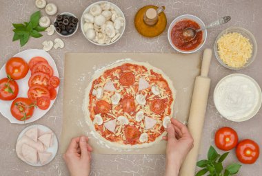Adım adım jambonlu ev yapımı pizzanın hazırlığı, adım 8 - peynirin üzerine mantar koy