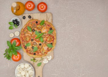 Ev yapımı pizza cadısı jambonu ve bej arka planda fotokopi alanı olan malzemeler.