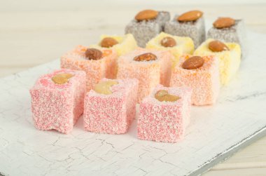 Çok renkli Türk lokumu, beyaz tahtada farklı tatlara sahip lokum seçici bir odak ile yakın çekim