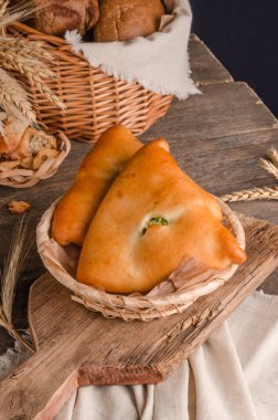 İştah açıcı taze hamur işi. Ahşap arka planda farklı dolguları olan turtalar.