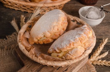 Lezzetli, taze, fırında pişmiş güzel, ahşap arka planda dolgulu, tatlı kurabiyeler.