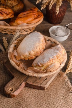 Lezzetli taze mutfak pastası. Tahta arka planda pudra şekerine doldurulmuş tatlı kurabiyeler.