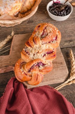 Taze pişmiş yiyecekler - ahşap arka planda dolgulu lezzetli hasır çörekler