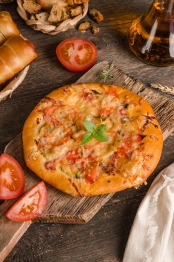 Peynirli pizza ve ahşap bir arka planda domates malzemeleri, fast food.
