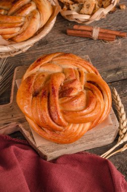 Taze pişmiş yiyecekler - ahşap arka planda tarçınlı lezzetli hasır çörekler