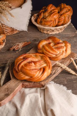 Taze pişmiş yiyecekler - ahşap arka planda tarçınlı lezzetli hasır çörekler
