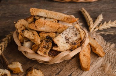 Ahşap arka planda taze ekmek kıtır kıtır.