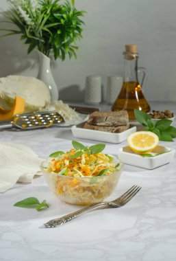 Lahana salatası, rendelenmiş havuç ve yağlı balkabağı, fesleğen ve biberiye yakın plan.