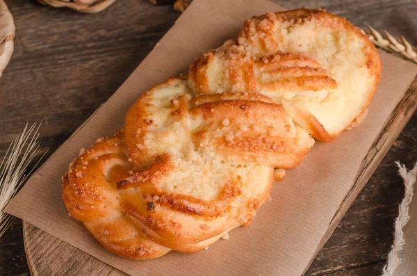 Verse Bakwaren Heerlijk Rieten Broodje Met Vulling Houten Ondergrond — Stockfoto