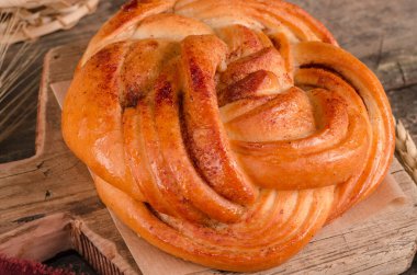 Taze pişmiş yiyecekler - ahşap arka planda tarçınlı lezzetli hasır çörekler