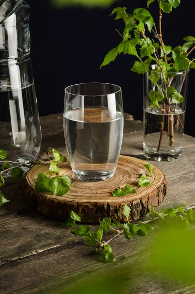 Ein Glas Birkensaft Auf Einem Holztisch Mit Birkenzweigen — Stockfoto