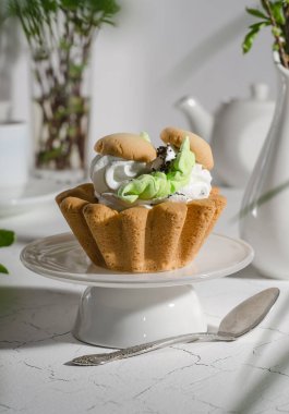 Bir sepet kısa kabuklu hamur işi ve mantar şeklinde protein kreması.