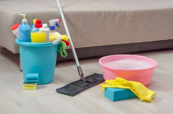Przygotowanie Sprzątania Domu Mieszkaniu Wiadro Różnymi Środkami Czyszczącymi Rozcieńczony Detergent — Zdjęcie stockowe