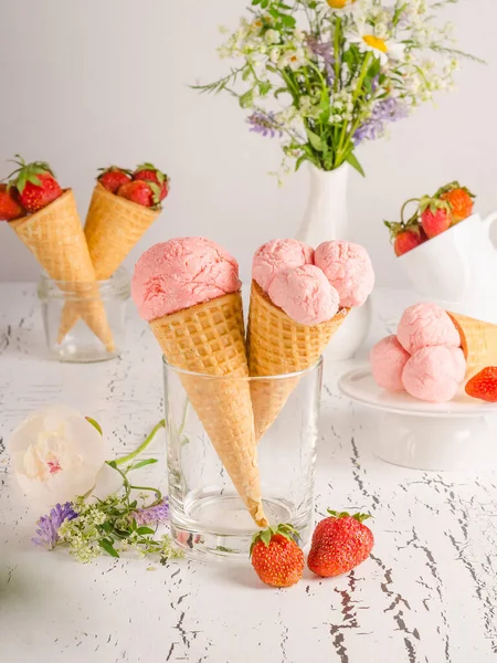Înghețată Căpșuni Căpșuni Proaspete Cești Vafe Fundal Alb Din Lemn — Fotografie, imagine de stoc