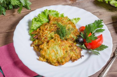 Sebzeli kabaklı gözleme. Beyaz tabakta otlar var.