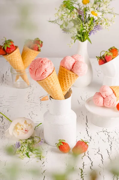 Înghețată Căpșuni Căpșuni Proaspete Cești Vafe Fundal Alb Din Lemn — Fotografie, imagine de stoc
