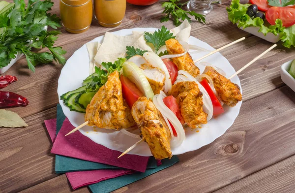 Kebab Pollo Con Cipolle Pomodori Piatto Bianco Uno Sfondo Legno — Foto Stock