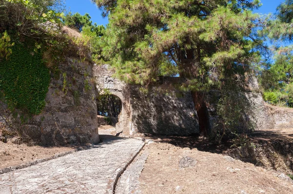 Dlážděná cesta k benátského hradu v městě Zakynthos — Stock fotografie