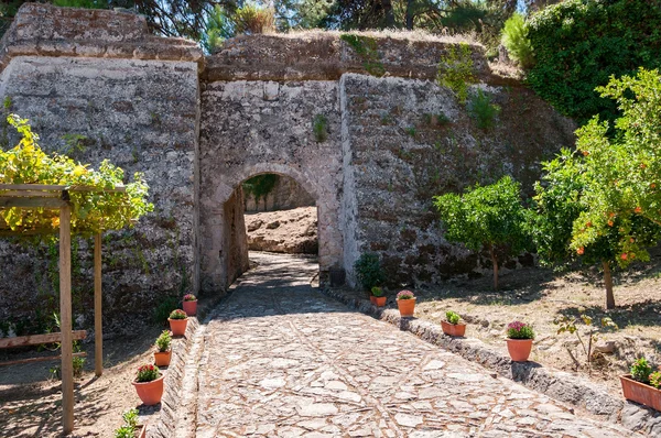 Betonowa ścieżka do zamku weneckiego miasta Zakynthos — Zdjęcie stockowe