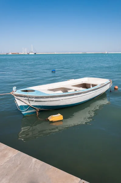 Zakynthos limanda palamarla tekne — Stok fotoğraf