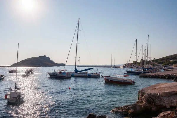 Agios nikolaos port auf zakynthos bei sonnenaufgang — Stockfoto