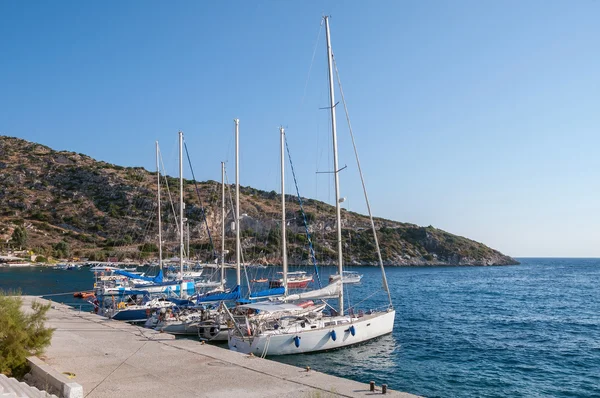 Jachten aangemeerd in de haven van Agios Nikolaos, Zakynthos — Stockfoto