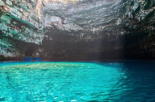 Lago Melissani en la isla de Cefalonia, Grecia — Foto de Stock