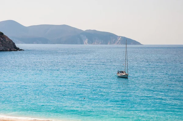 Jacht: Myrtos beach Kefalonia szigetén — Stock Fotó