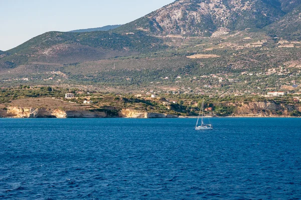 Żaglówka na błękitne morze atcoast wyspy Kefalonia — Zdjęcie stockowe