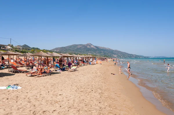 People sunbathe on the Banana beach, Zakynthos, Greece — Stock Photo, Image