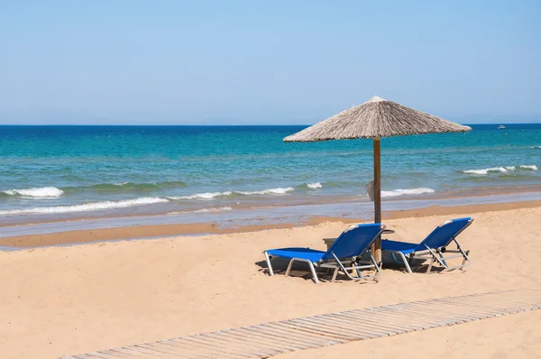 Sunbeds and straw umbrella on Banana beach — Stock Photo, Image