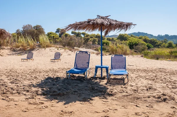 Sunbeds and straw umbrella on Banana beach — Stock Photo, Image