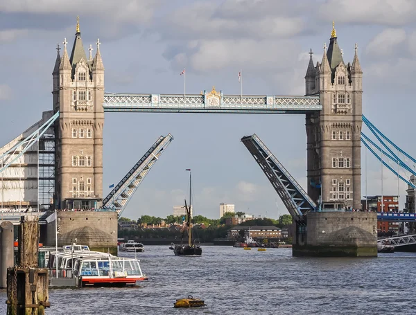 Tower Bridge aperto a Londra — Foto Stock