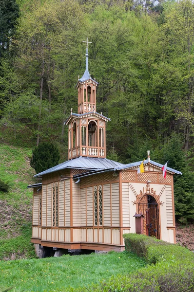 Vecchia cappella in legno sull'acqua a Ojcow, Polonia — Foto Stock