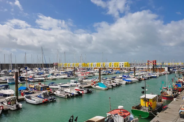 Yachten in Brighton Marina festgemacht — Stockfoto